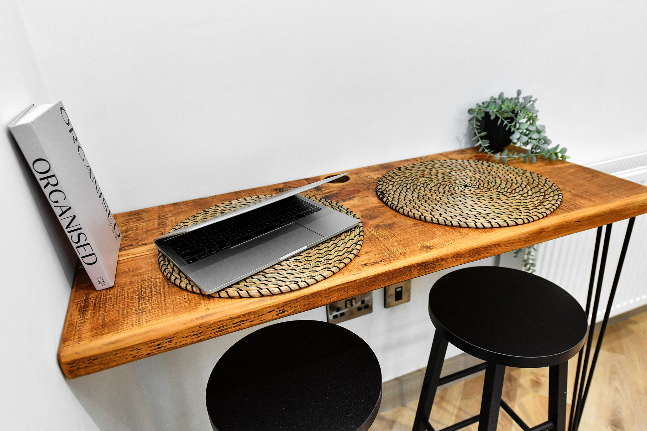 Breakfast-bar detail at 64 Derbyshire Lane